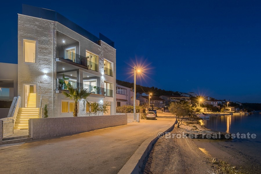 Elegante villa di nuova costruzione, in prima fila al mare