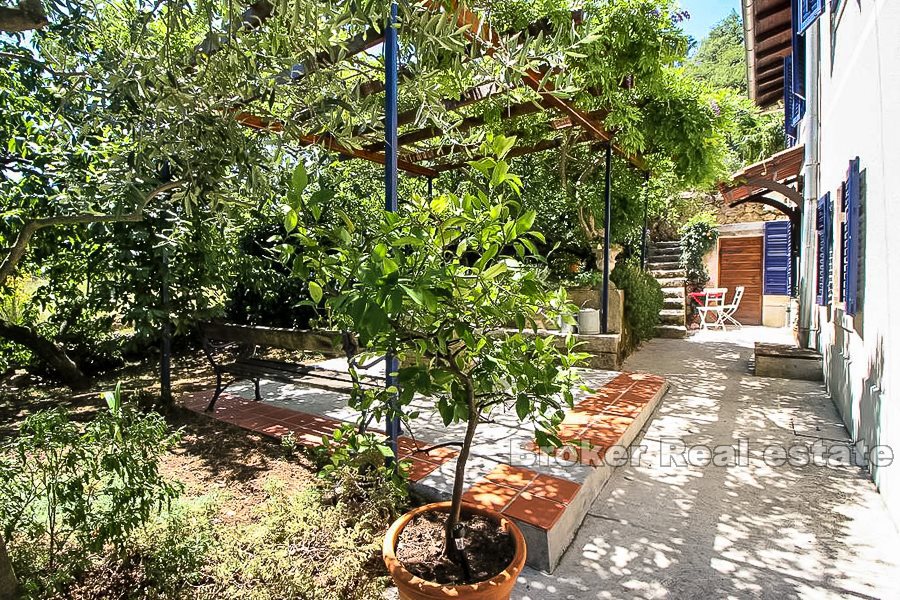 Casa indipendente con terreno, in vendita