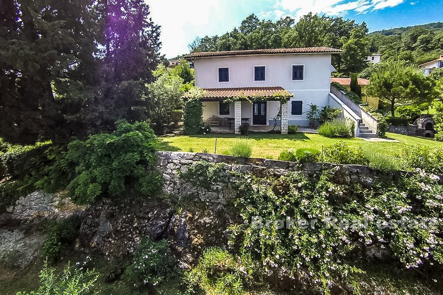 Casa indipendente con terreno, in vendita