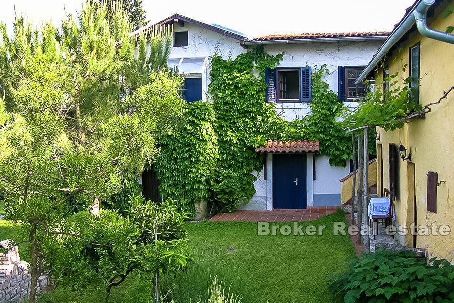 Casa indipendente con terreno, in vendita