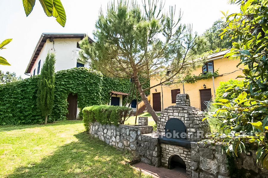 Casa indipendente con terreno, in vendita