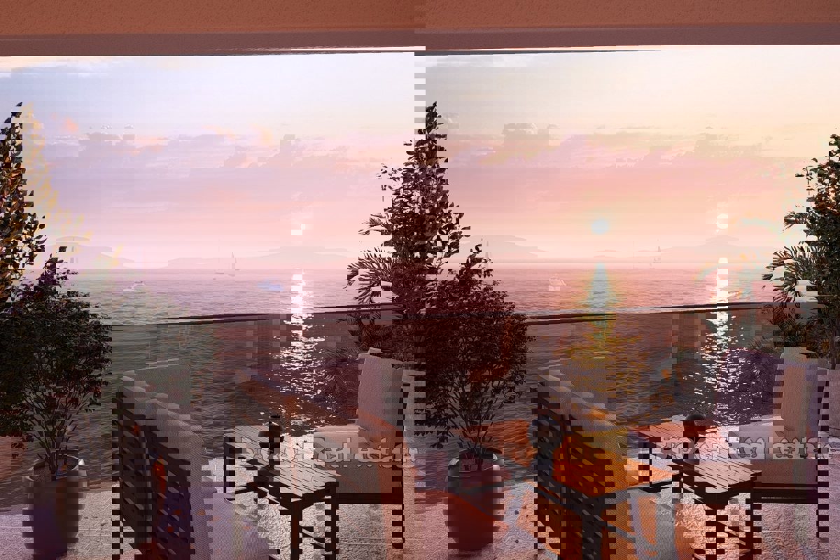 Attico esclusivo con terrazza panoramica in prima fila sul mare