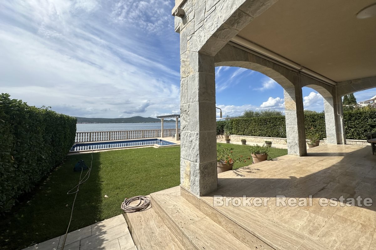 Villa di lusso con terreno edificabile in prima fila al mare