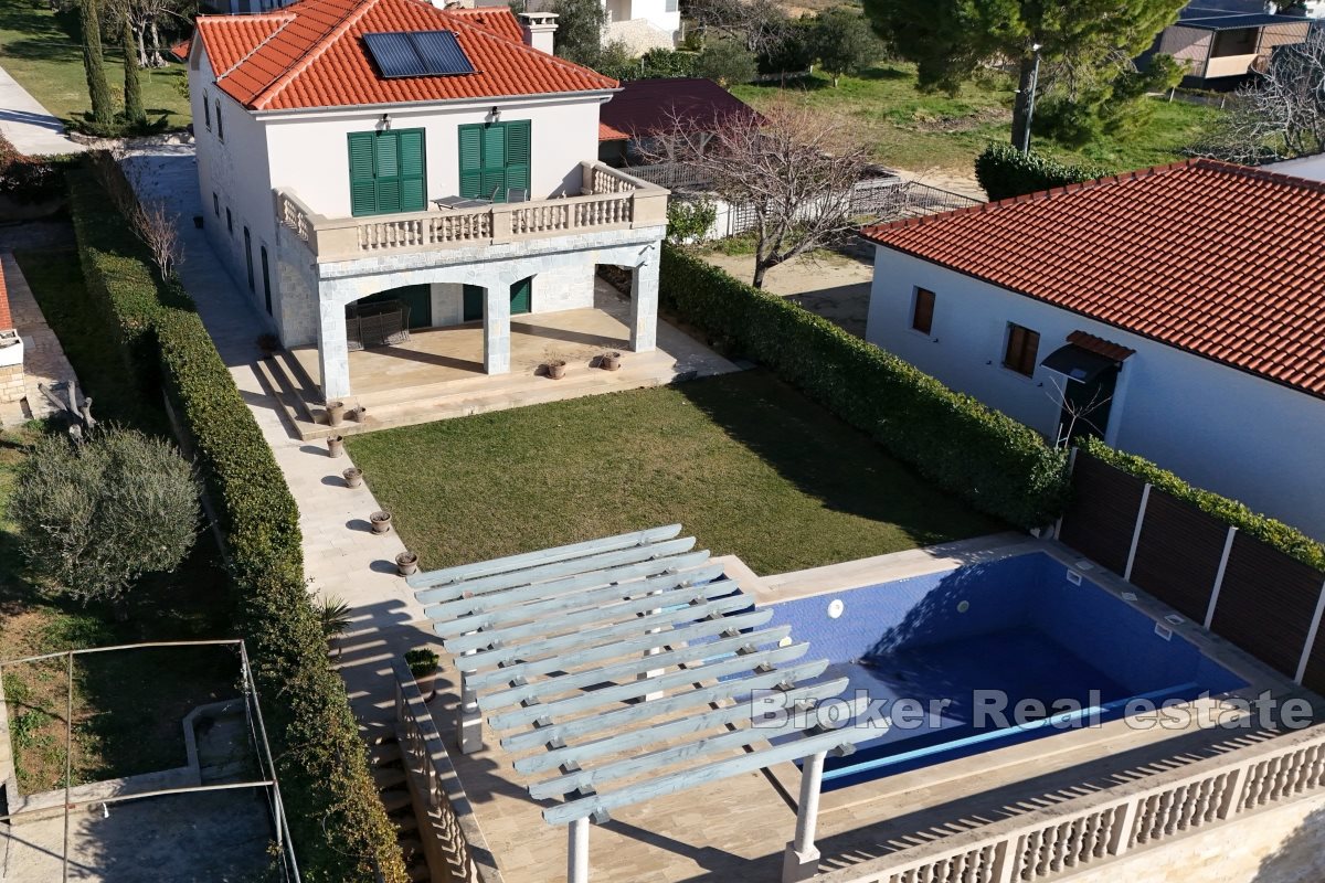 Villa di lusso con terreno edificabile in prima fila al mare