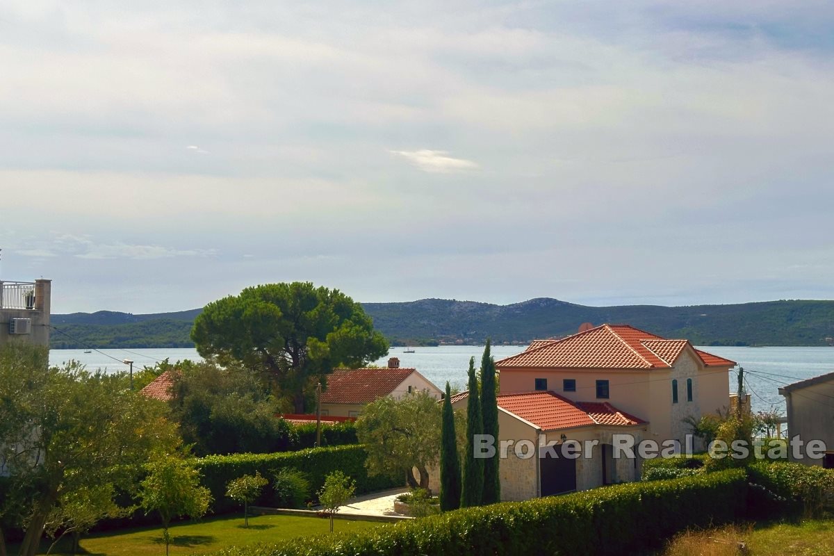 Villa di lusso con terreno edificabile in prima fila al mare