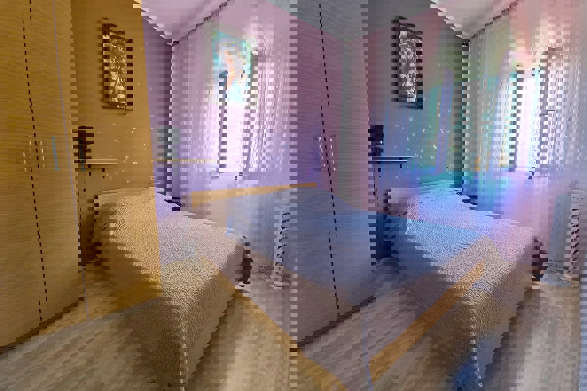 Casa con appartamenti vista mare