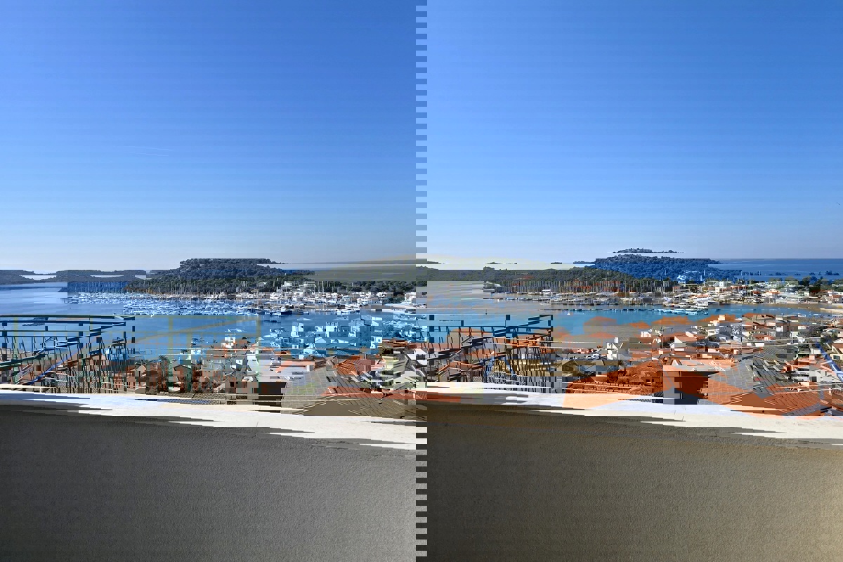 Casa con appartamenti vista mare