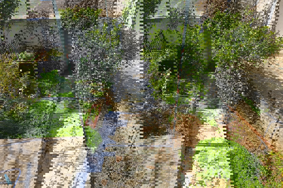 Casa con appartamenti vista mare