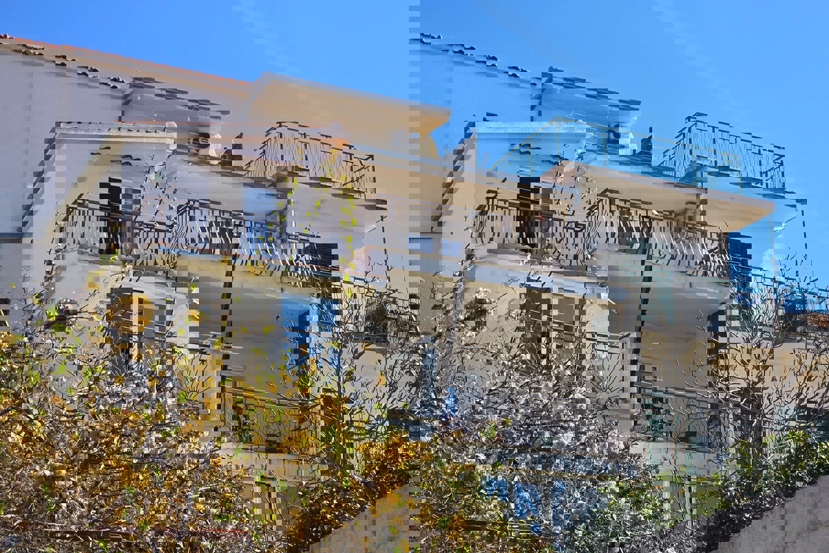 Casa con appartamenti vista mare