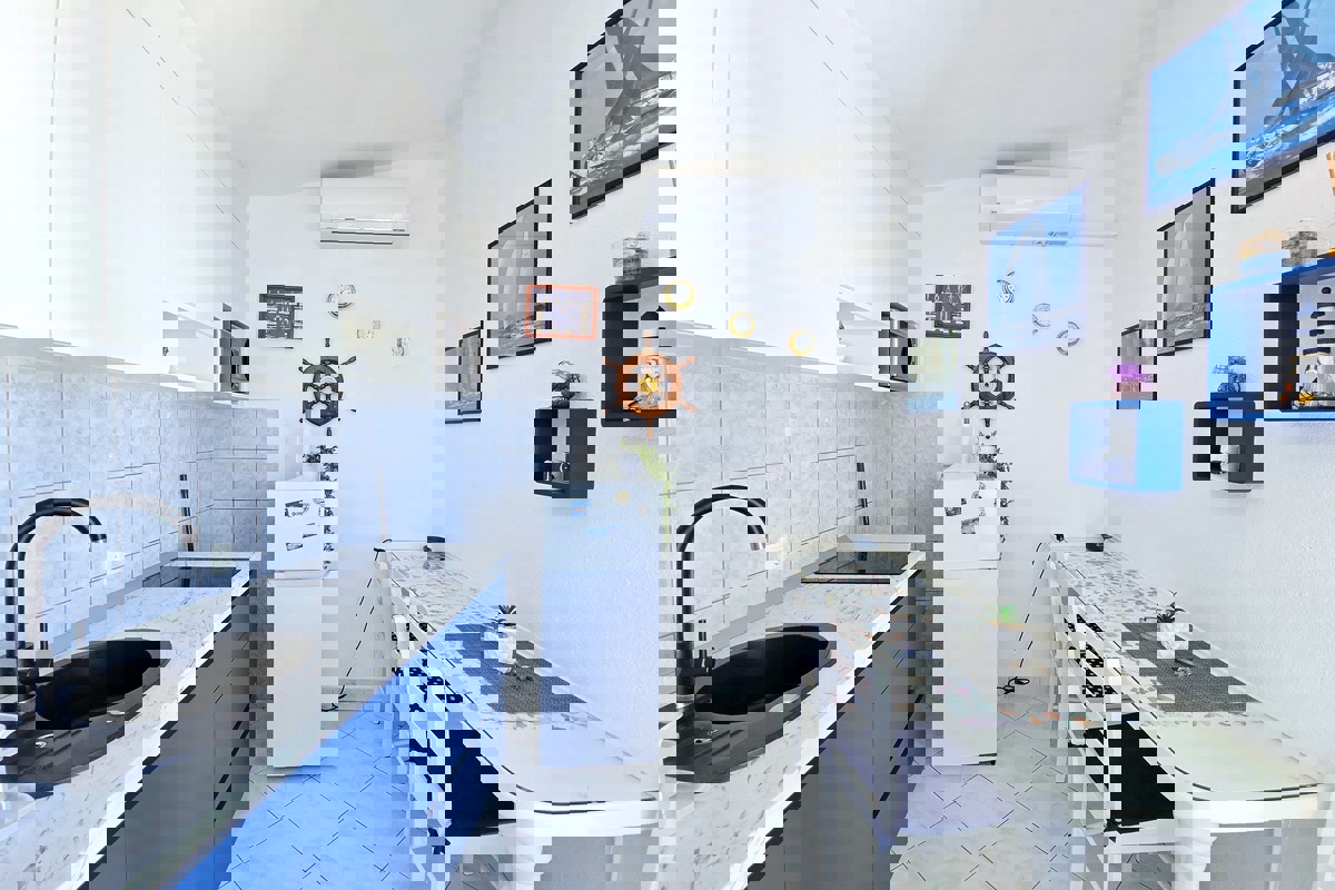 Casa con appartamenti vista mare