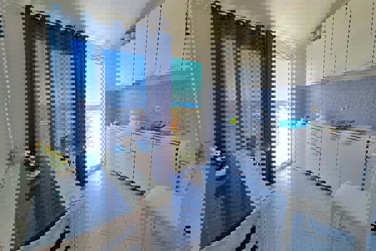 Casa con appartamenti vista mare