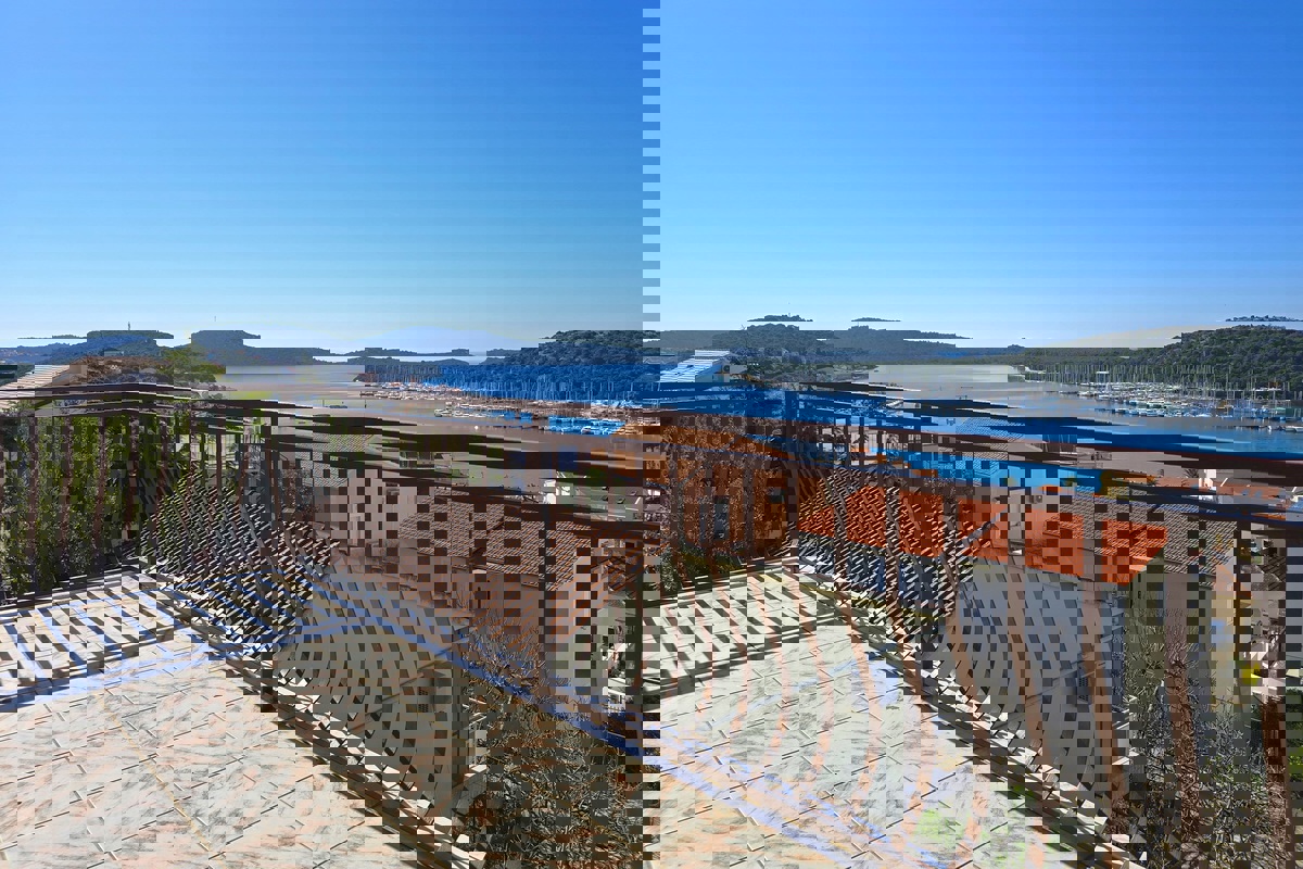 Casa con appartamenti vista mare