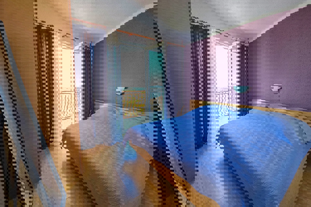 Casa con appartamenti vista mare