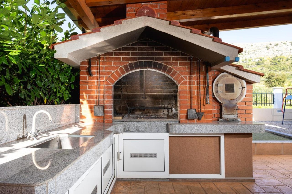 Ampia villa con piscina immersa nella natura