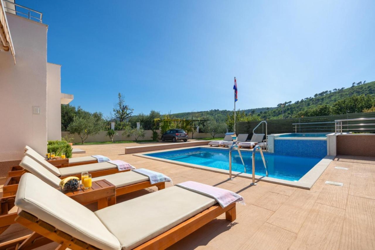 Ampia villa con piscina immersa nella natura