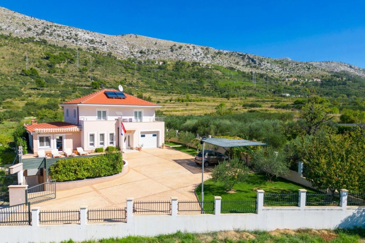 Ampia villa con piscina immersa nella natura