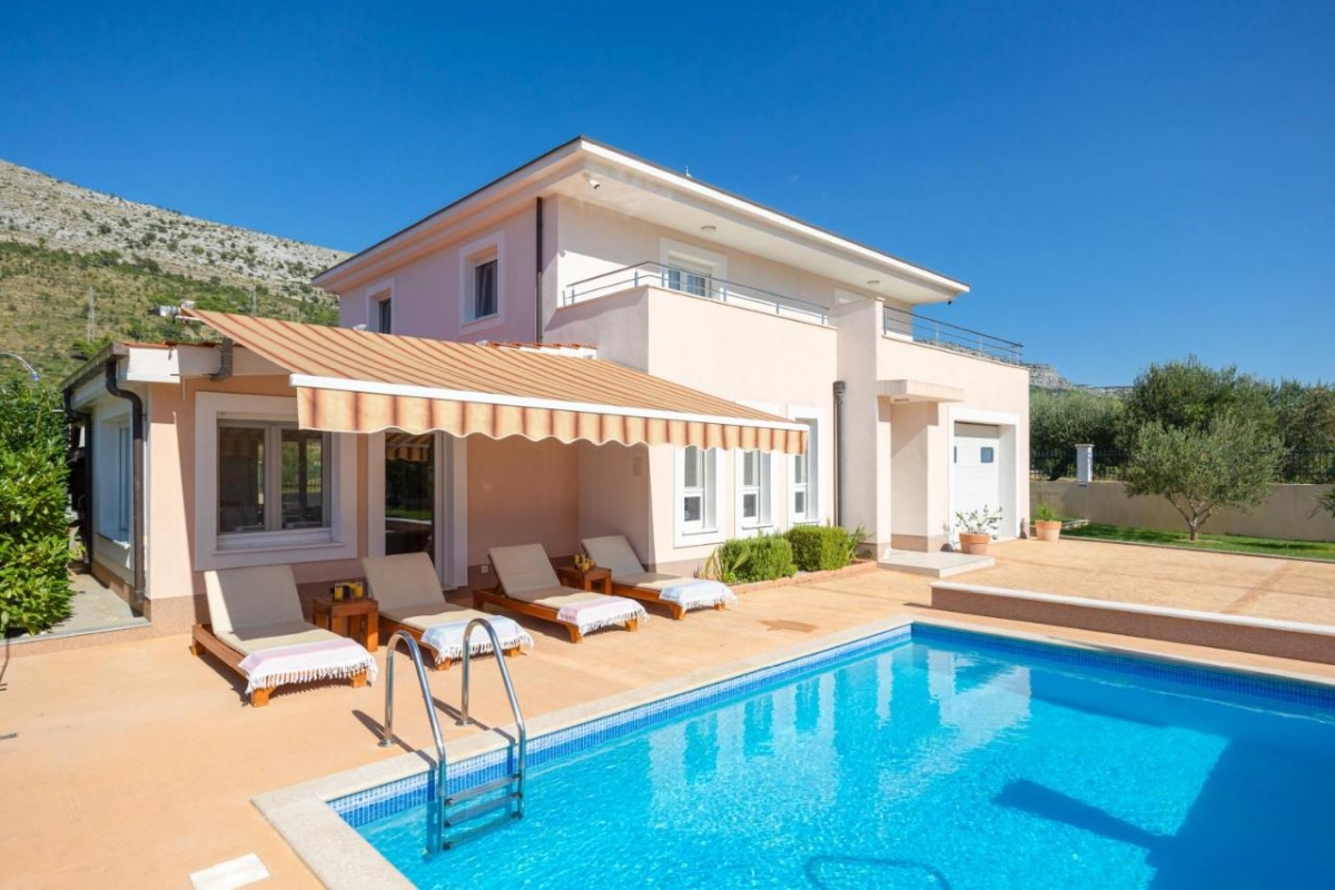 Ampia villa con piscina immersa nella natura