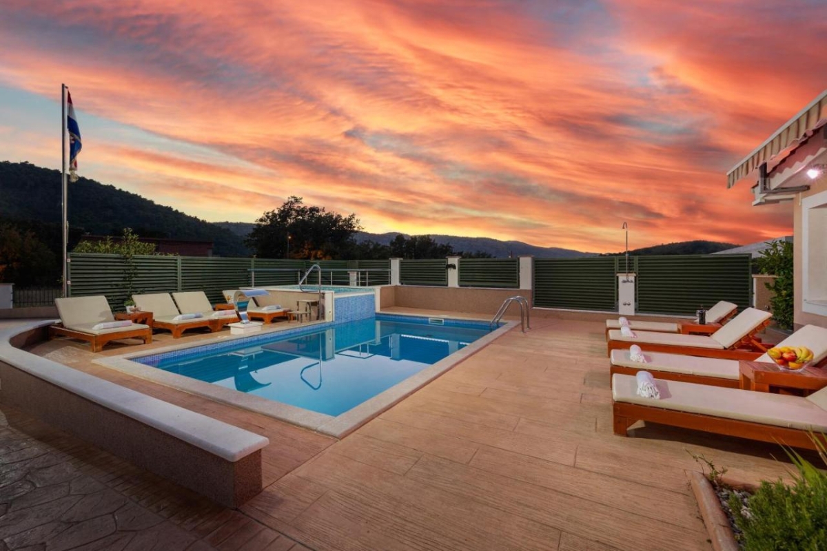 Ampia villa con piscina immersa nella natura