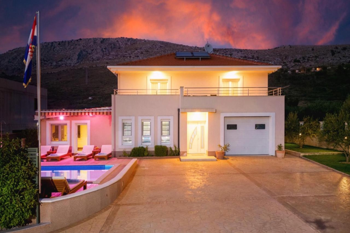 Ampia villa con piscina immersa nella natura