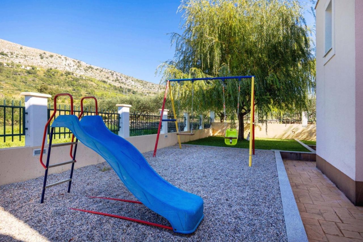 Ampia villa con piscina immersa nella natura