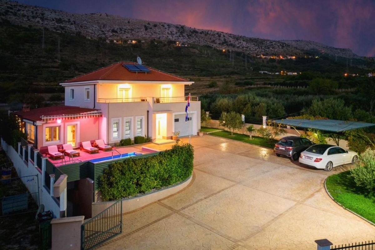 Ampia villa con piscina immersa nella natura