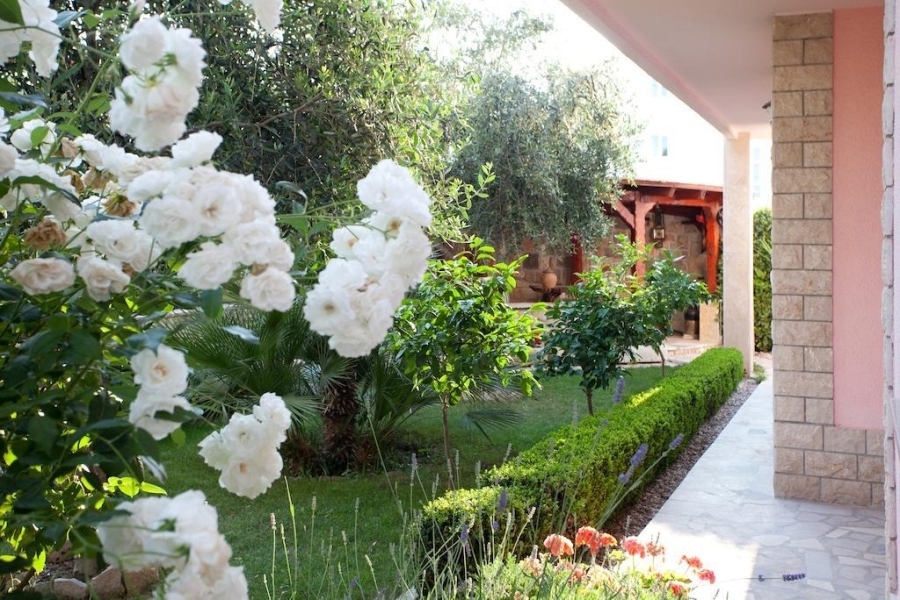 Casa con appartamenti vista mare