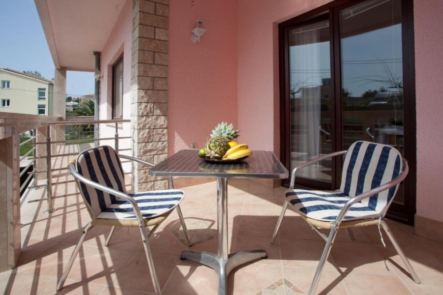 Casa con appartamenti vista mare