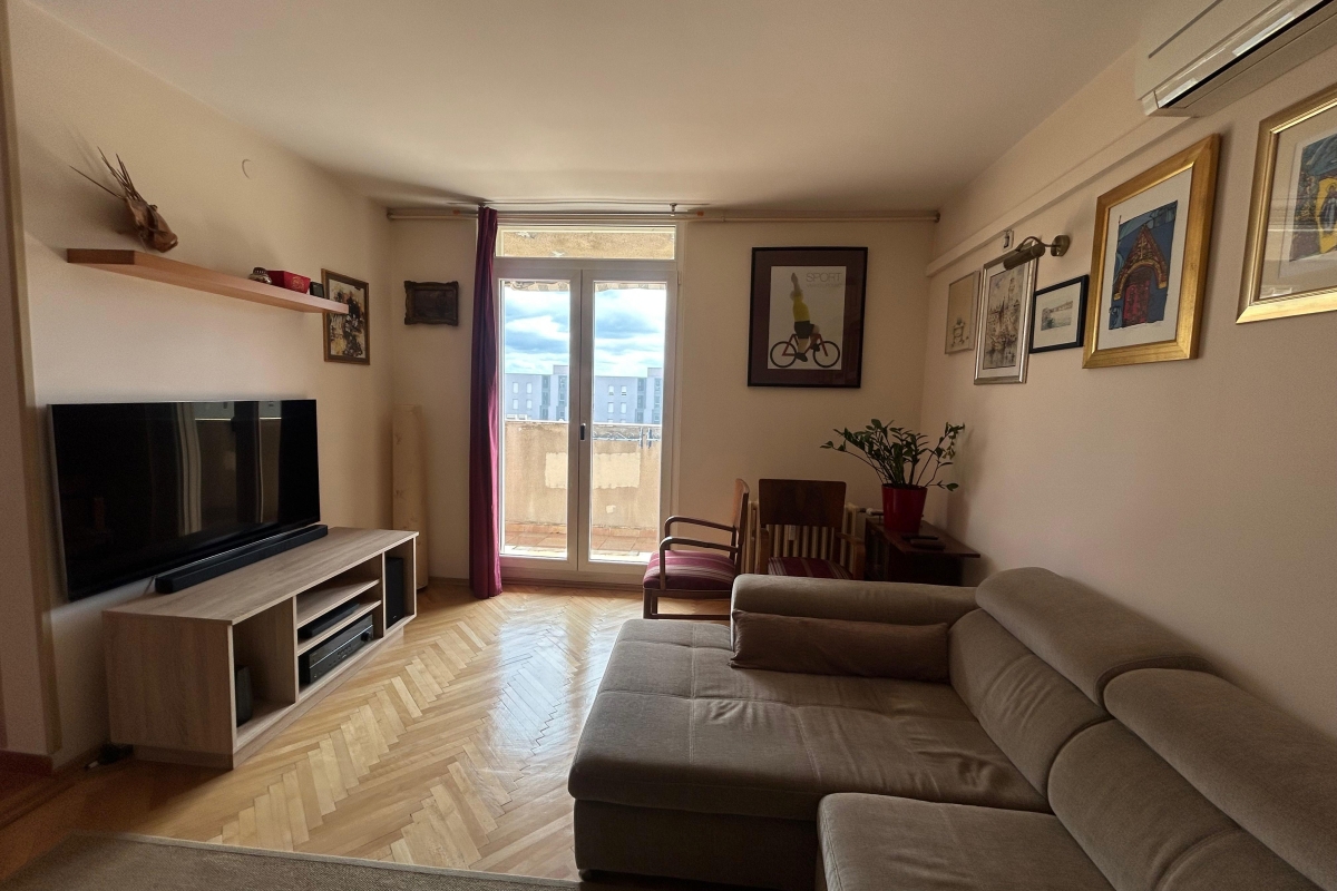 Ampio appartamento con una camera da letto completamente arredato