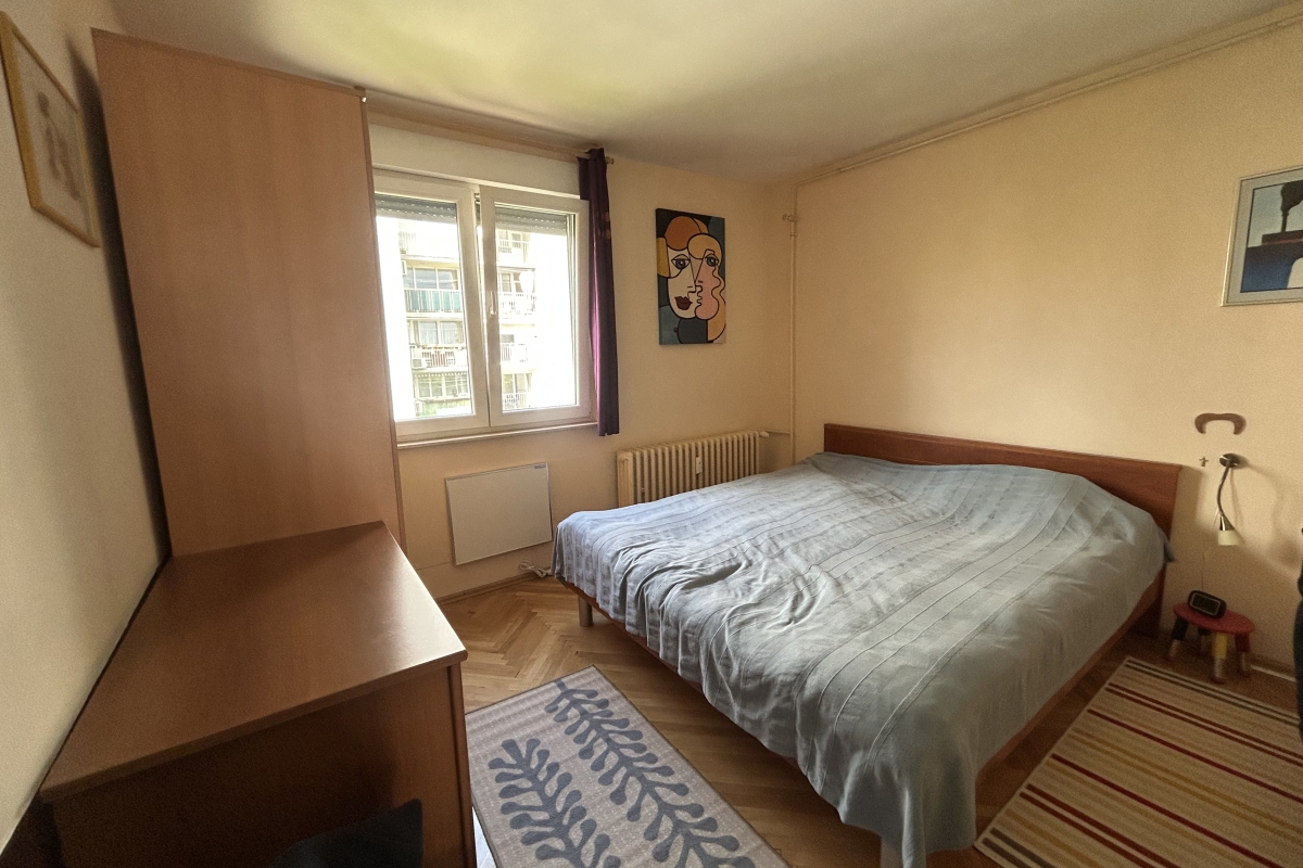 Ampio appartamento con una camera da letto completamente arredato