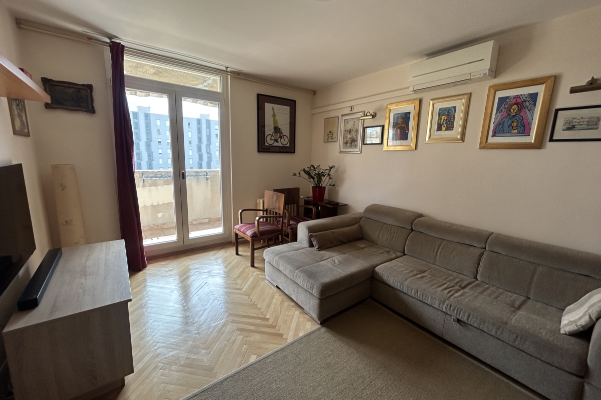Ampio appartamento con una camera da letto completamente arredato