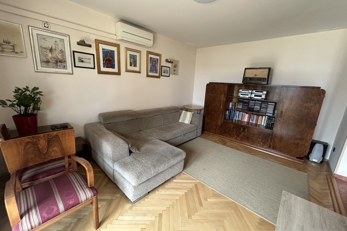 Ampio appartamento con una camera da letto completamente arredato