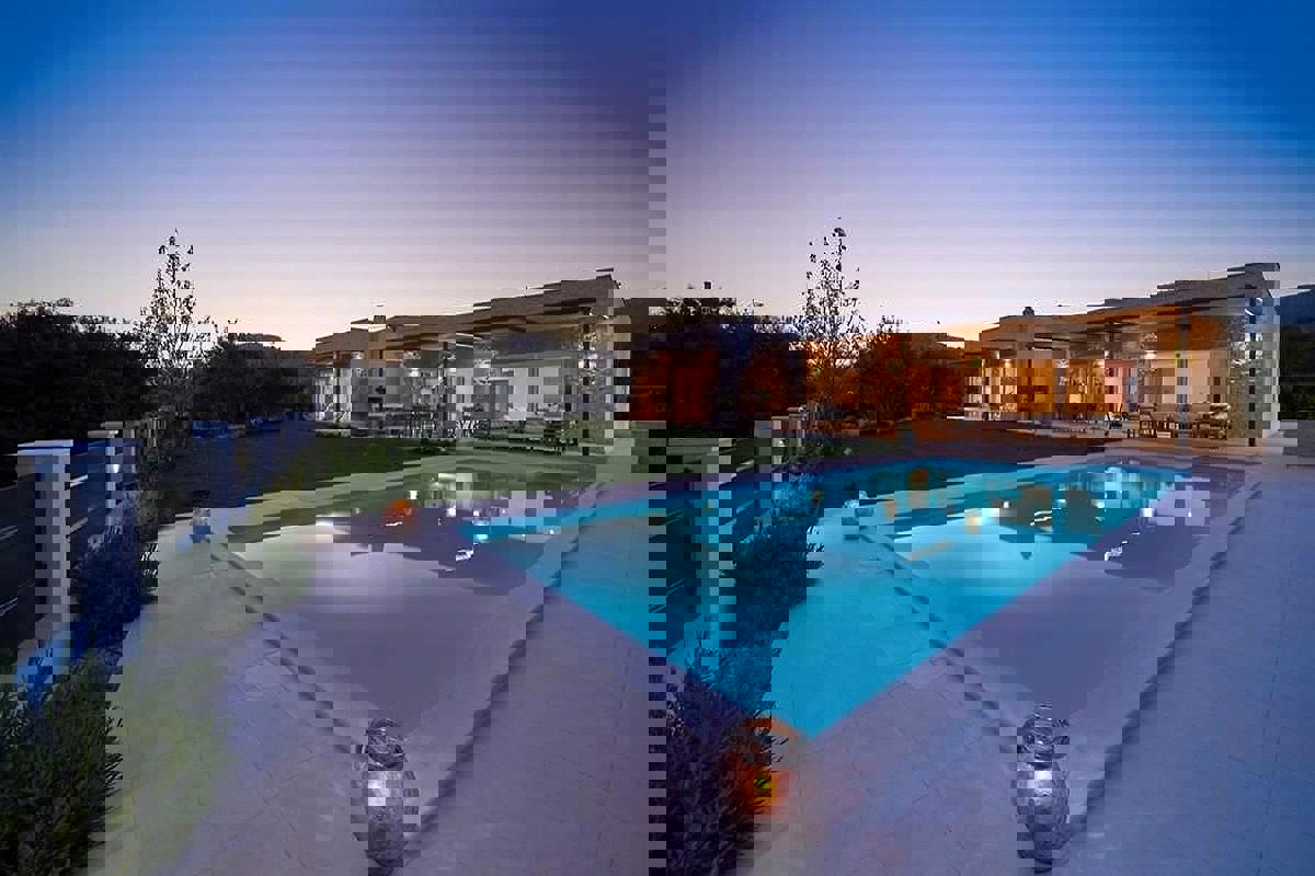 Una casa moderna con piscina in posizione tranquilla