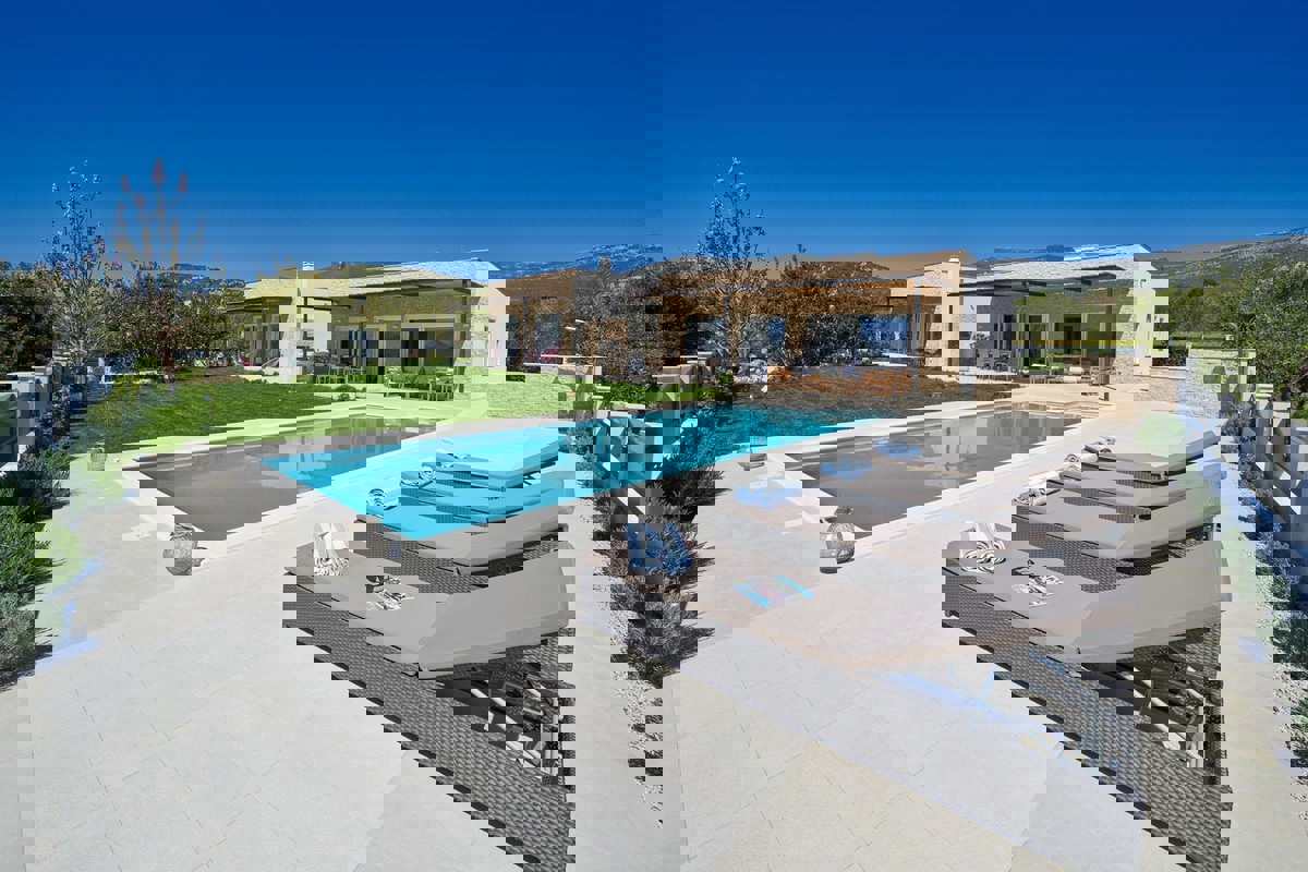 Una casa moderna con piscina in posizione tranquilla