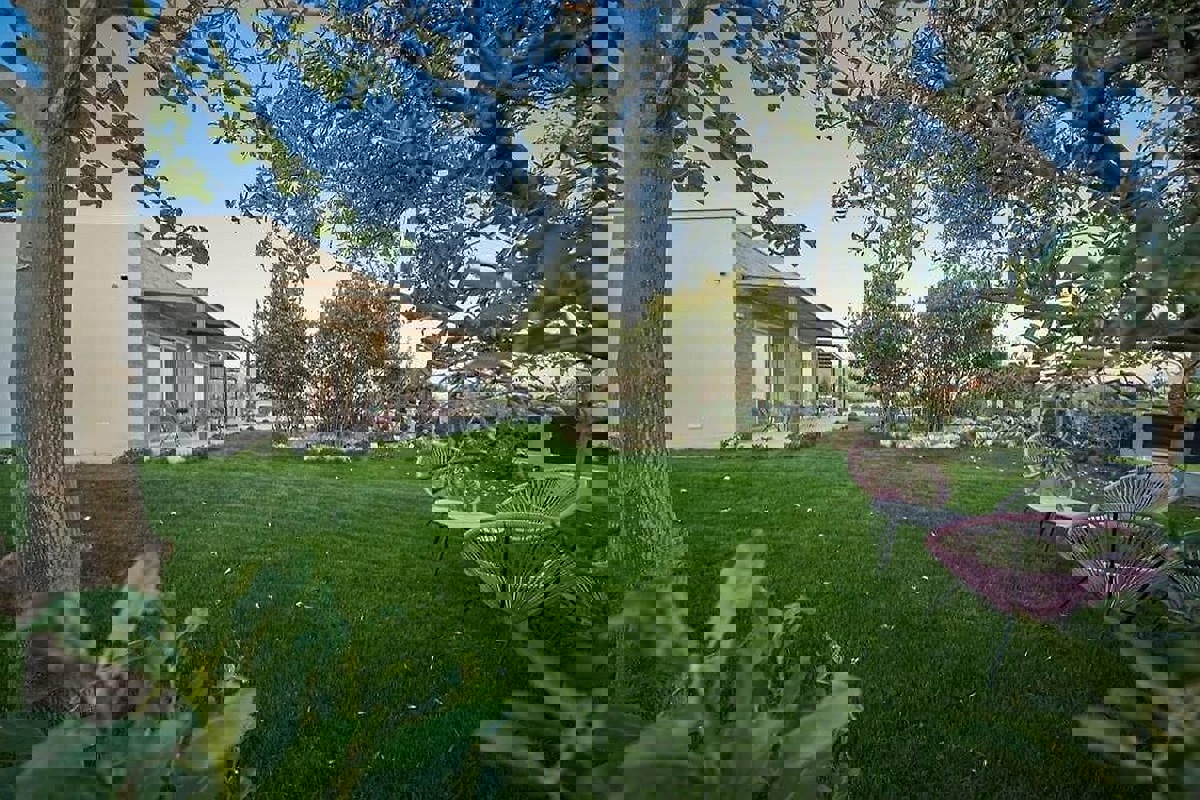 Una casa moderna con piscina in posizione tranquilla