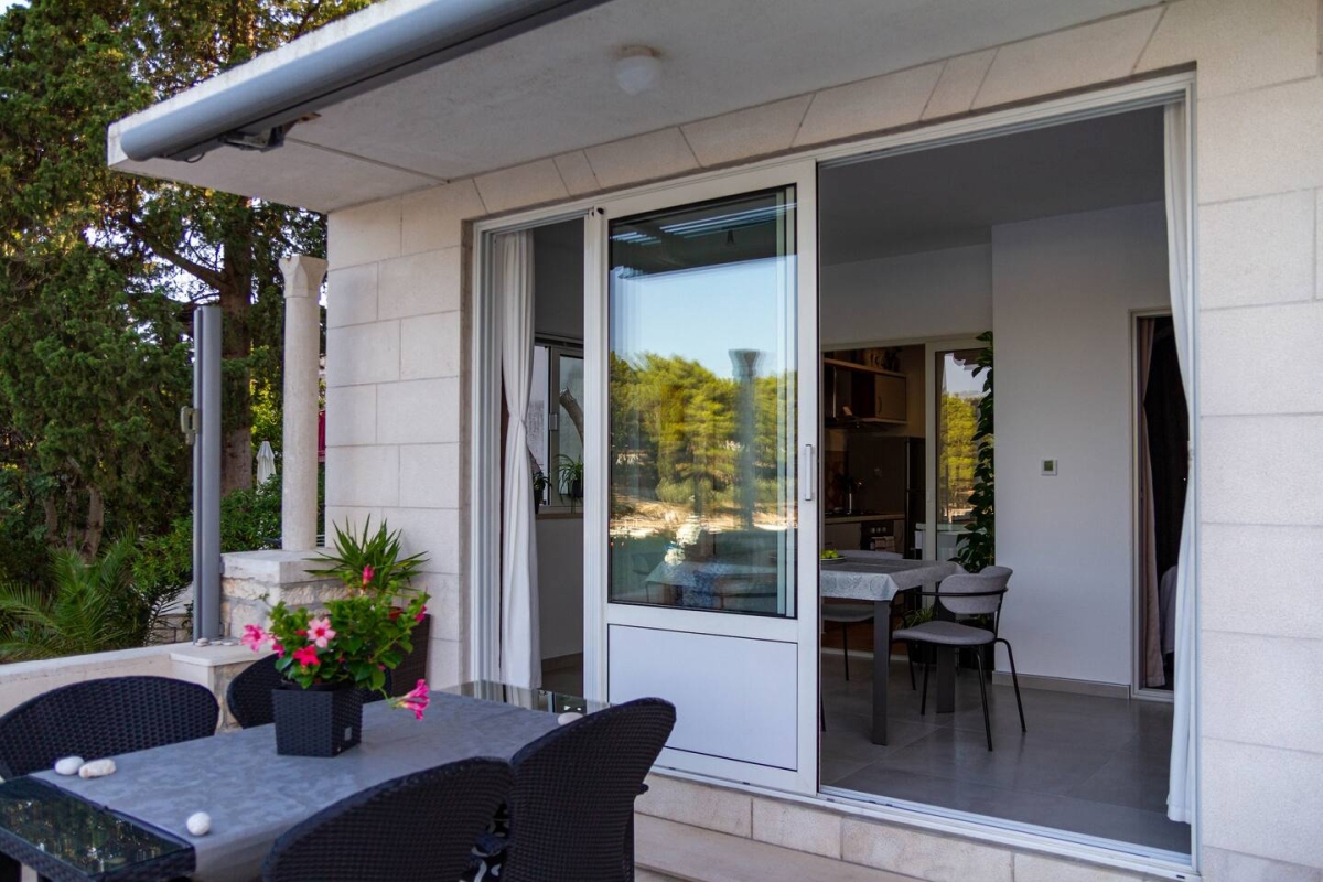 Villa in pietra mediterranea - lusso a pochi passi dal mare