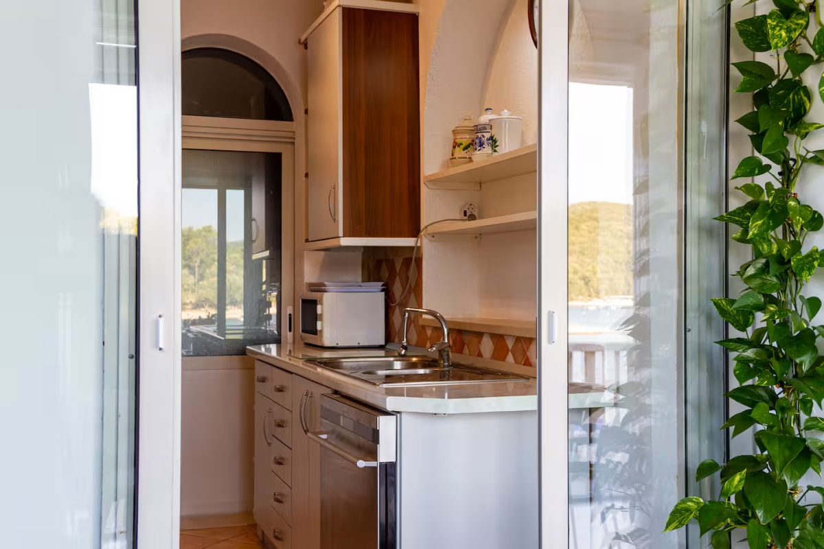 Villa in pietra mediterranea - lusso a pochi passi dal mare