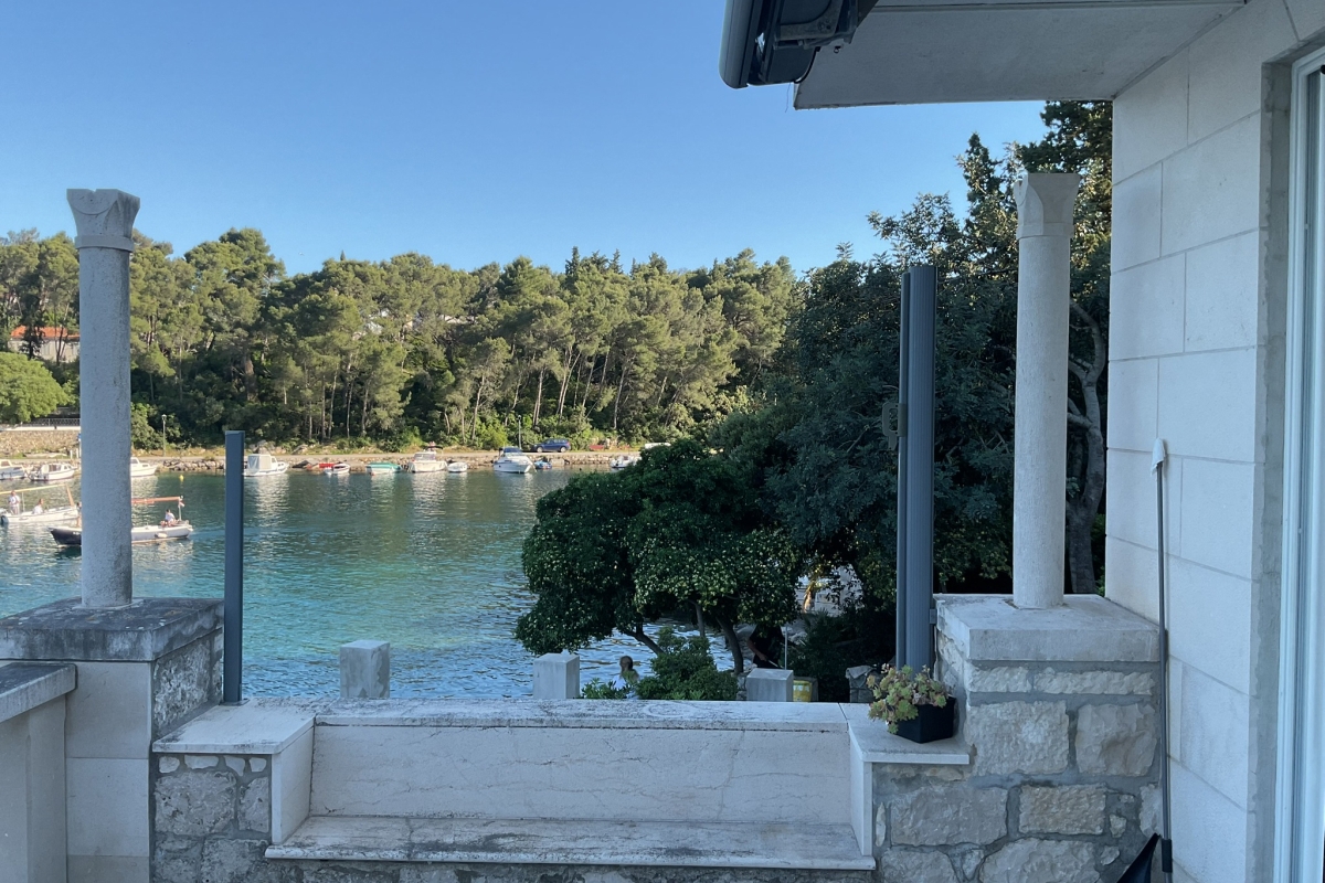 Villa in pietra mediterranea - lusso a pochi passi dal mare