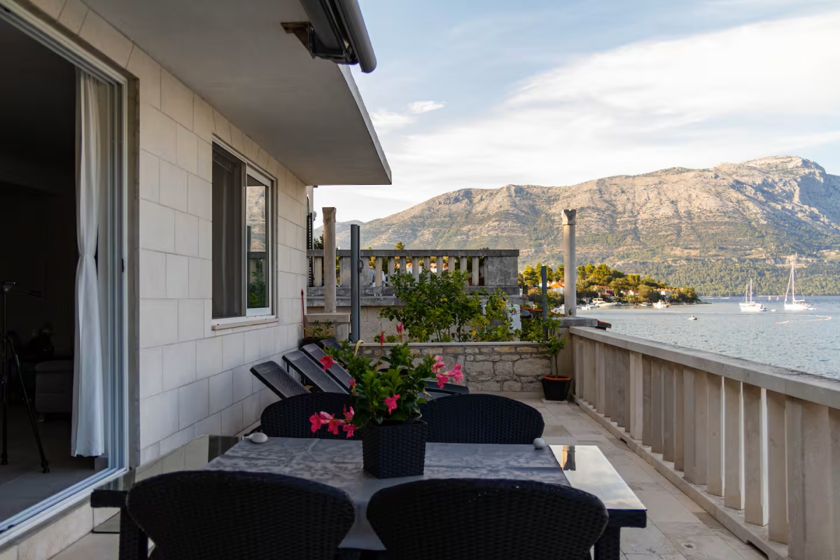 Villa in pietra mediterranea - lusso a pochi passi dal mare