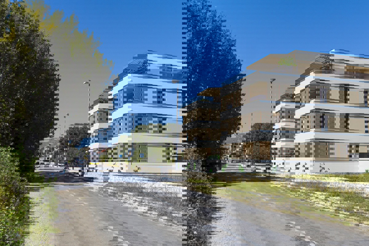 Esclusivo appartamento con tre camere da letto in prima fila sul mare - Est, S7