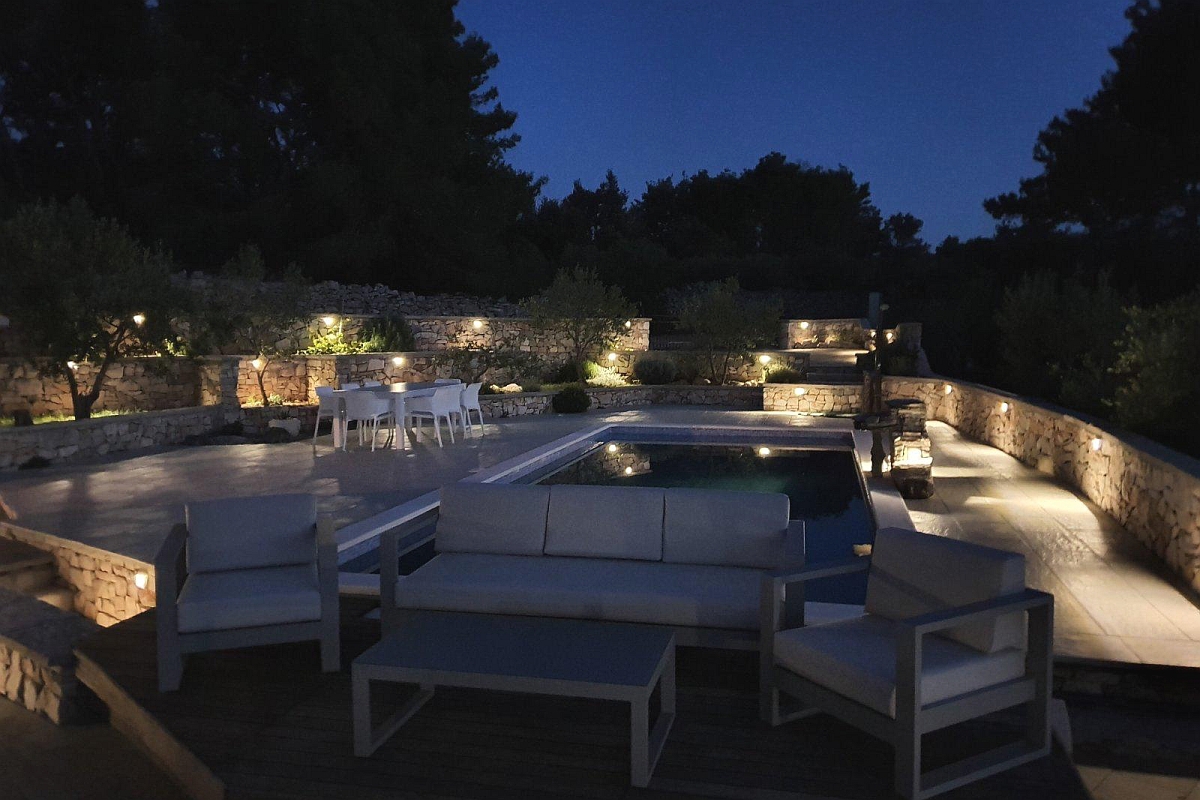 Villa con piscina e vista mare