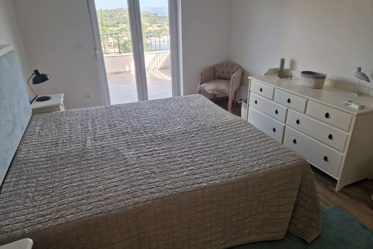 Villa con piscina e vista mare