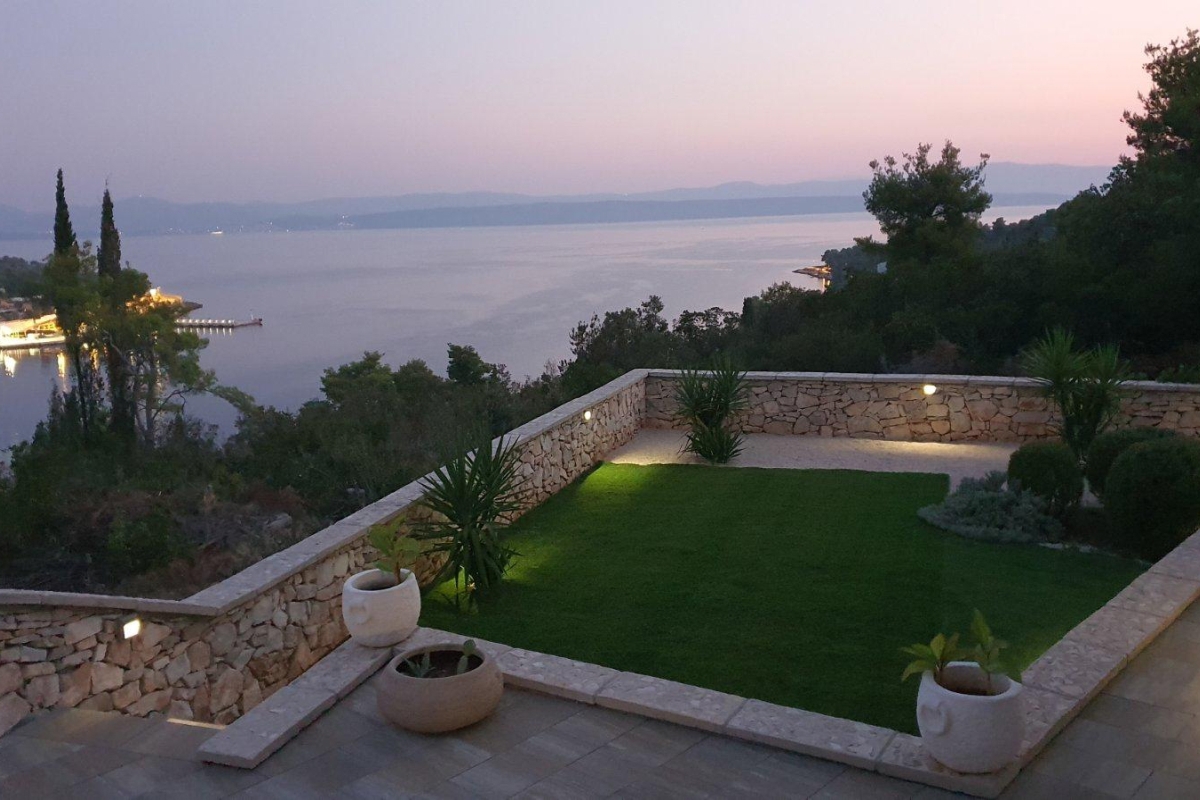 Villa con piscina e vista mare