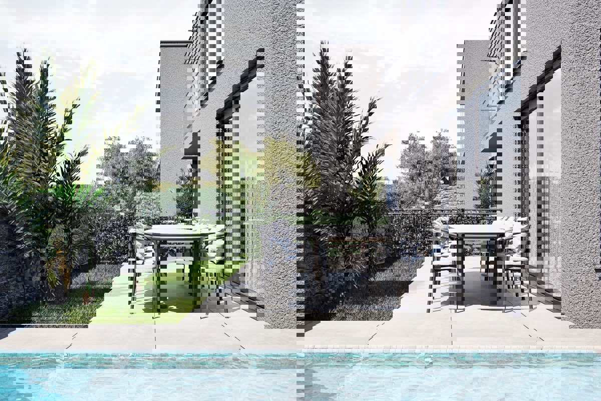 Appartamento su tre livelli con tre camere da letto e possibilità di piscina