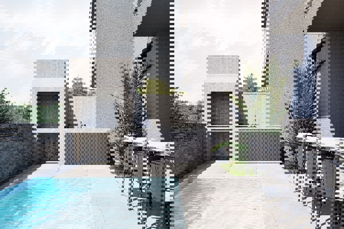 Appartamento su tre livelli con tre camere da letto e possibilità di piscina