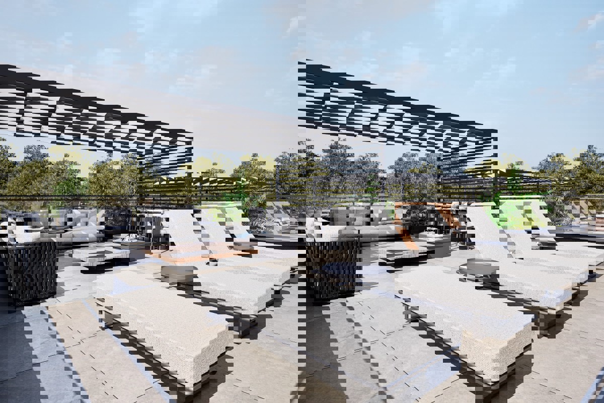 Appartamento su tre livelli con tre camere da letto e possibilità di piscina