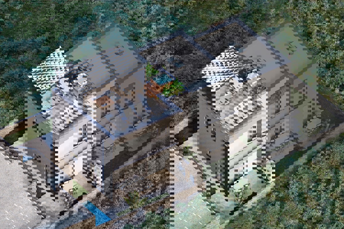 Appartamento su tre livelli con tre camere da letto e possibilità di piscina