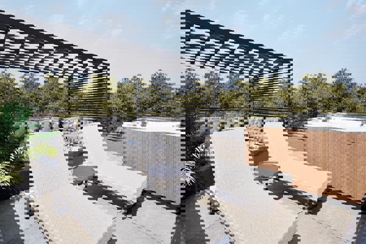 Appartamento su tre livelli con tre camere da letto e possibilità di piscina