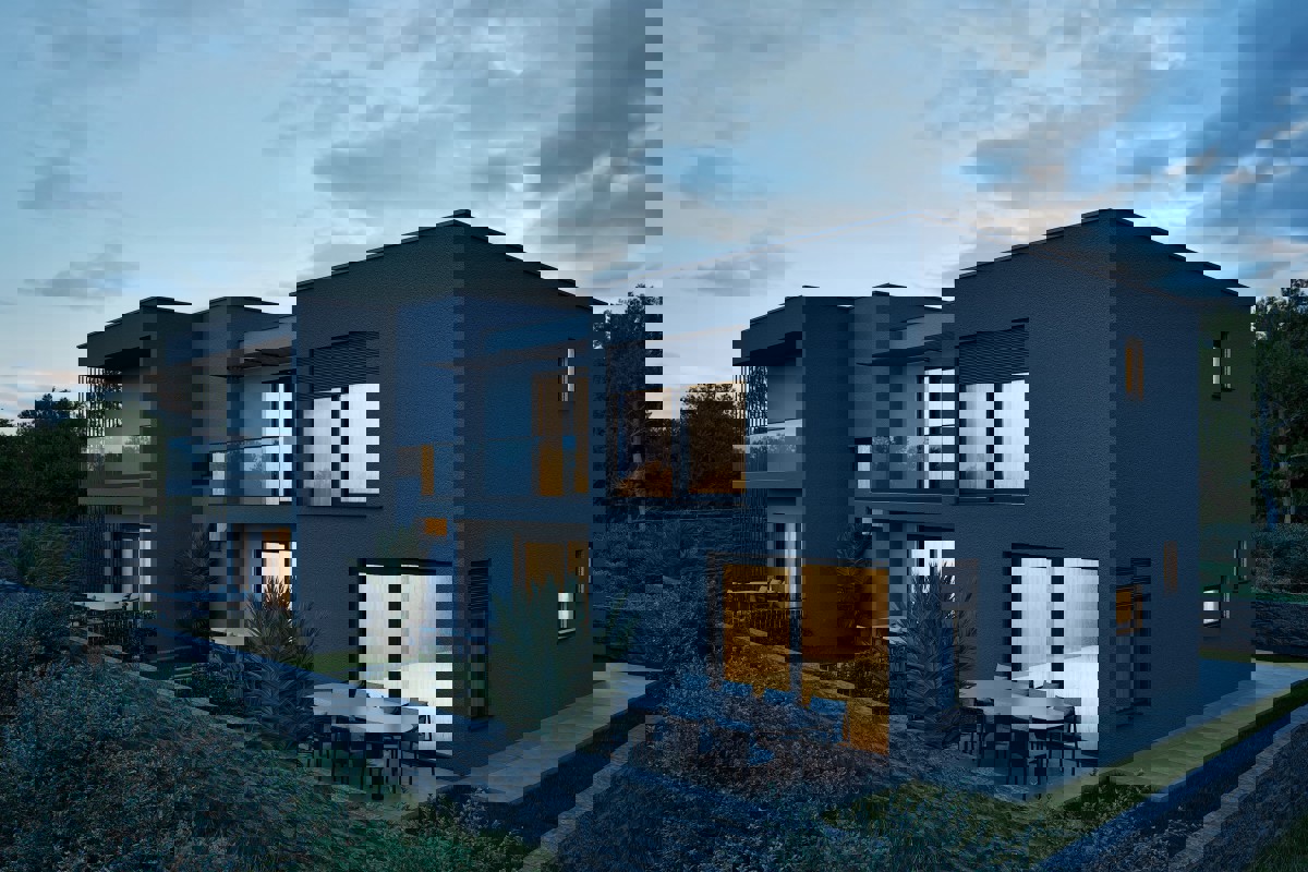 Appartamento su tre livelli con tre camere da letto e possibilità di piscina