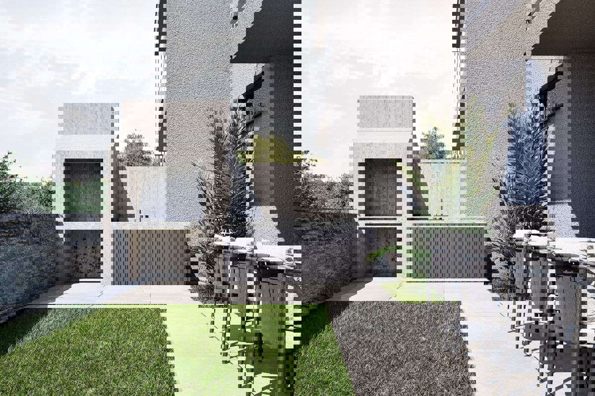 Appartamento su tre livelli con tre camere da letto e possibilità di piscina