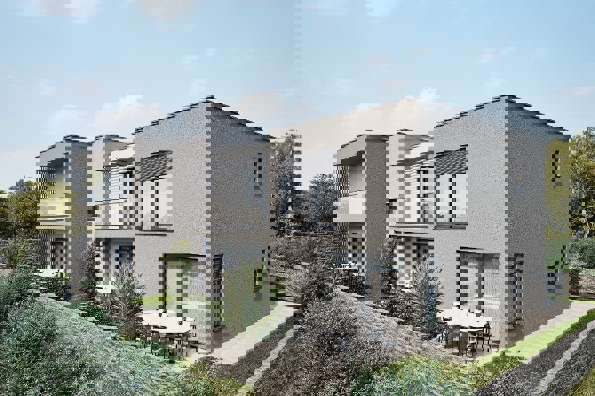 Appartamento su tre livelli con tre camere da letto e possibilità di piscina